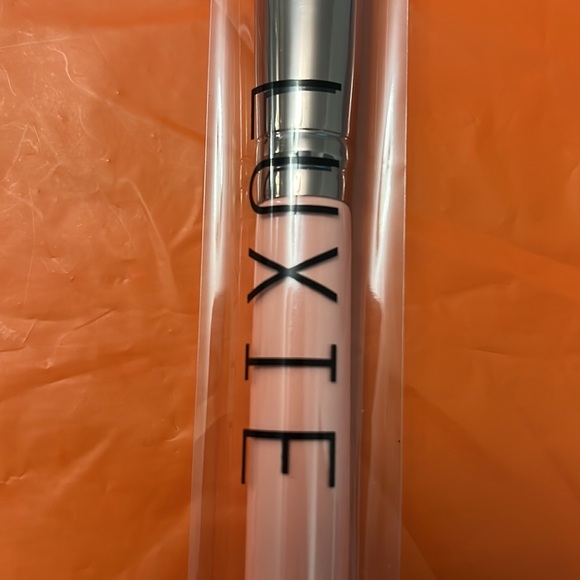 NEW LUXIE 504 LARGE ANGLED BRUSH 🌸NEW NWT - Picture 5 of 8